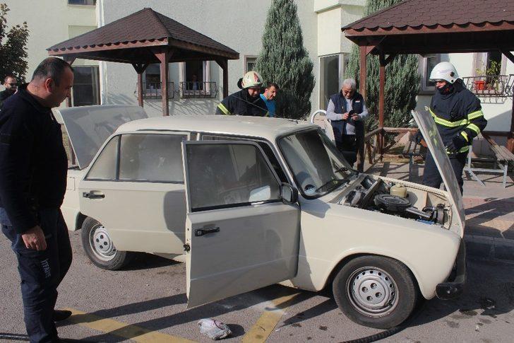 Park halinde alev alan otomobili yanmaktan vatandaşlar kurtardı G1