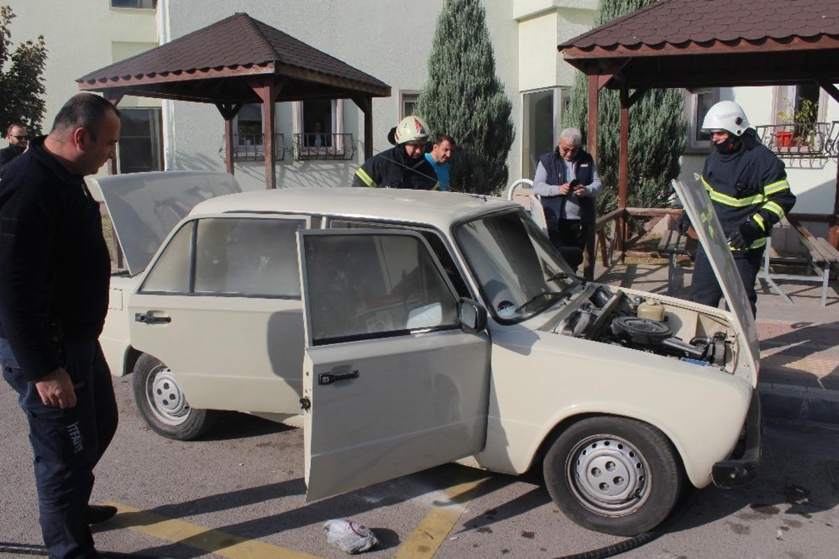 Park halinde alev alan otomobili yanmaktan vatandaşlar kurtardı