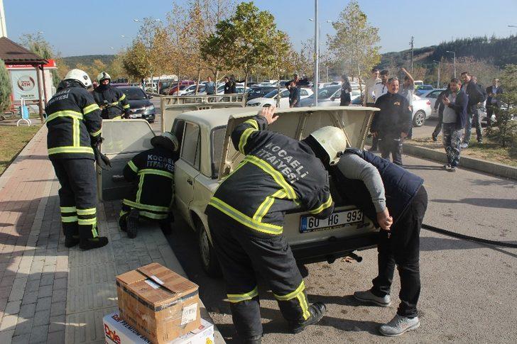 Park halinde alev alan otomobili yanmaktan vatandaşlar kurtardı G2