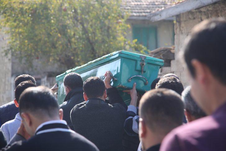 Cezaevi firarisi eşinin öldürdüğü kadın toprağa verildi G3