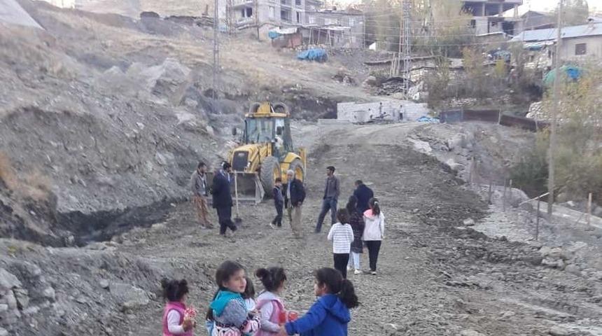 Hakkari Belediyesinden stabilize yol &ccedil;alışması