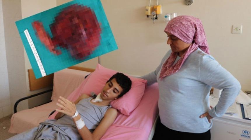 14 yaşındaki &ccedil;ocuğun karnından 1,5 kilogram ur &ccedil;ıktı