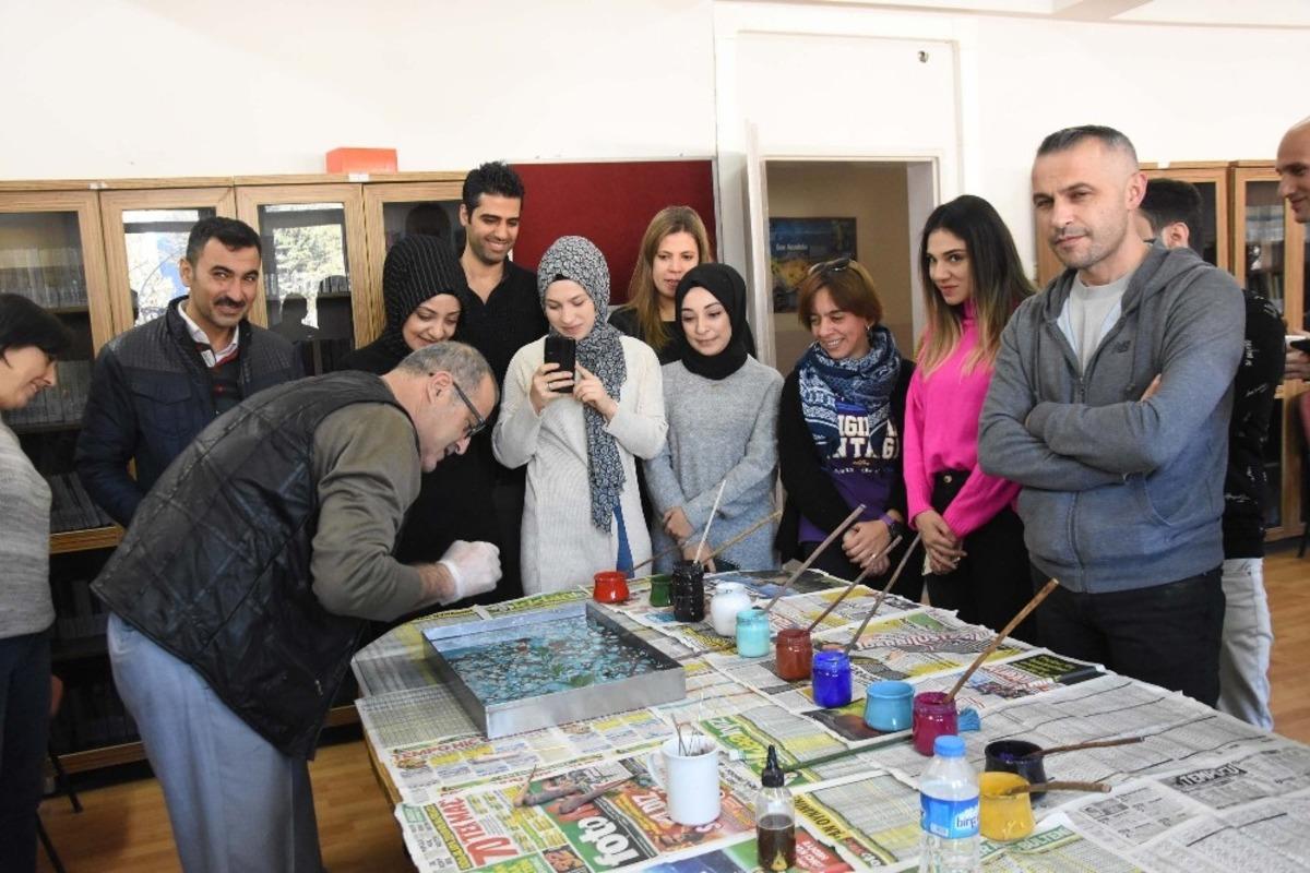 &Ouml;ğretmenler bastona ebru işledi