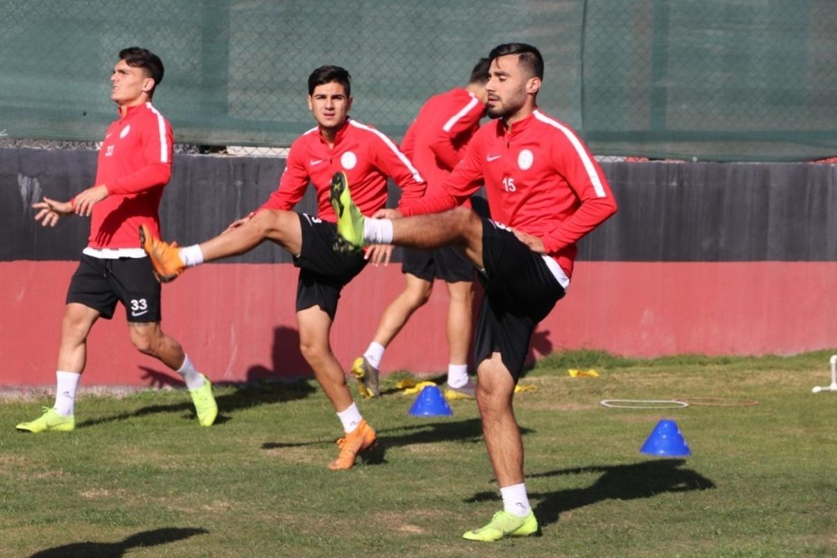 Karak&ouml;pr&uuml; Belediyespor hazırlıklarını s&uuml;rd&uuml;r&uuml;yor