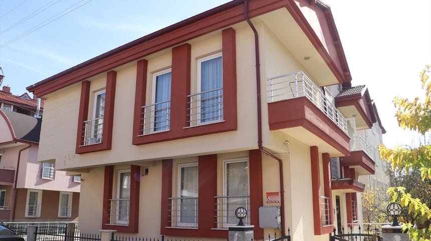 Isparta'da &uuml;niversite &ouml;ğrencisinin &ouml;ld&uuml;r&uuml;ld&uuml;ğ&uuml; apartın boşaltıldığı iddiası