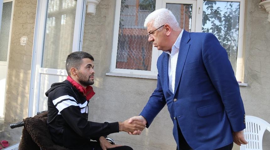 Başkan Y&uuml;ksel yaralı askeri ziyaret etti