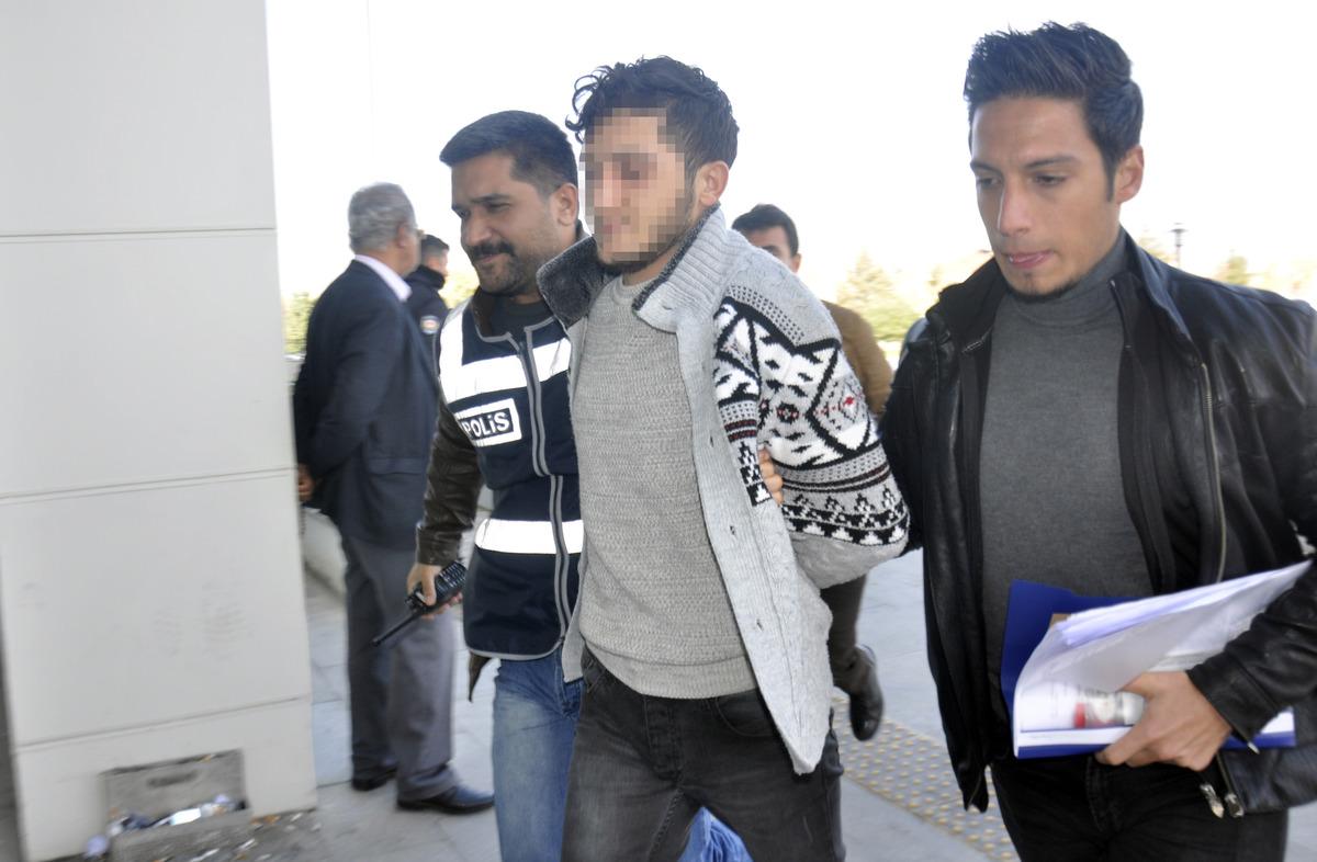 Arkadaşını boğazını kestikten sonra v&uuml;cudunun 6 yerinden daha bı&ccedil;aklamış