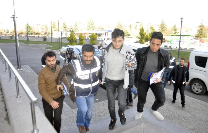 Arkadaşını boğazını kestikten sonra vücudunun 6 yerinden daha bıçaklamış G3