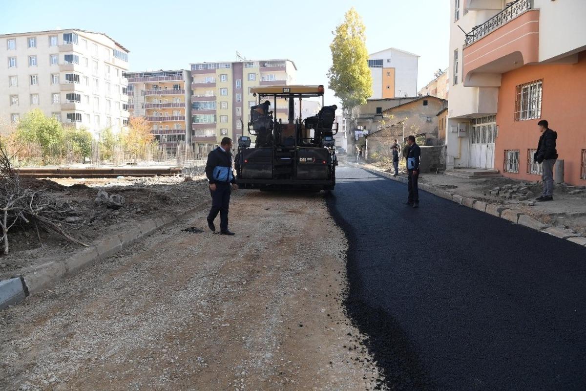 Asfalt &ccedil;alışmalarıyla Muş yeni bir g&ouml;r&uuml;n&uuml;m kazandı