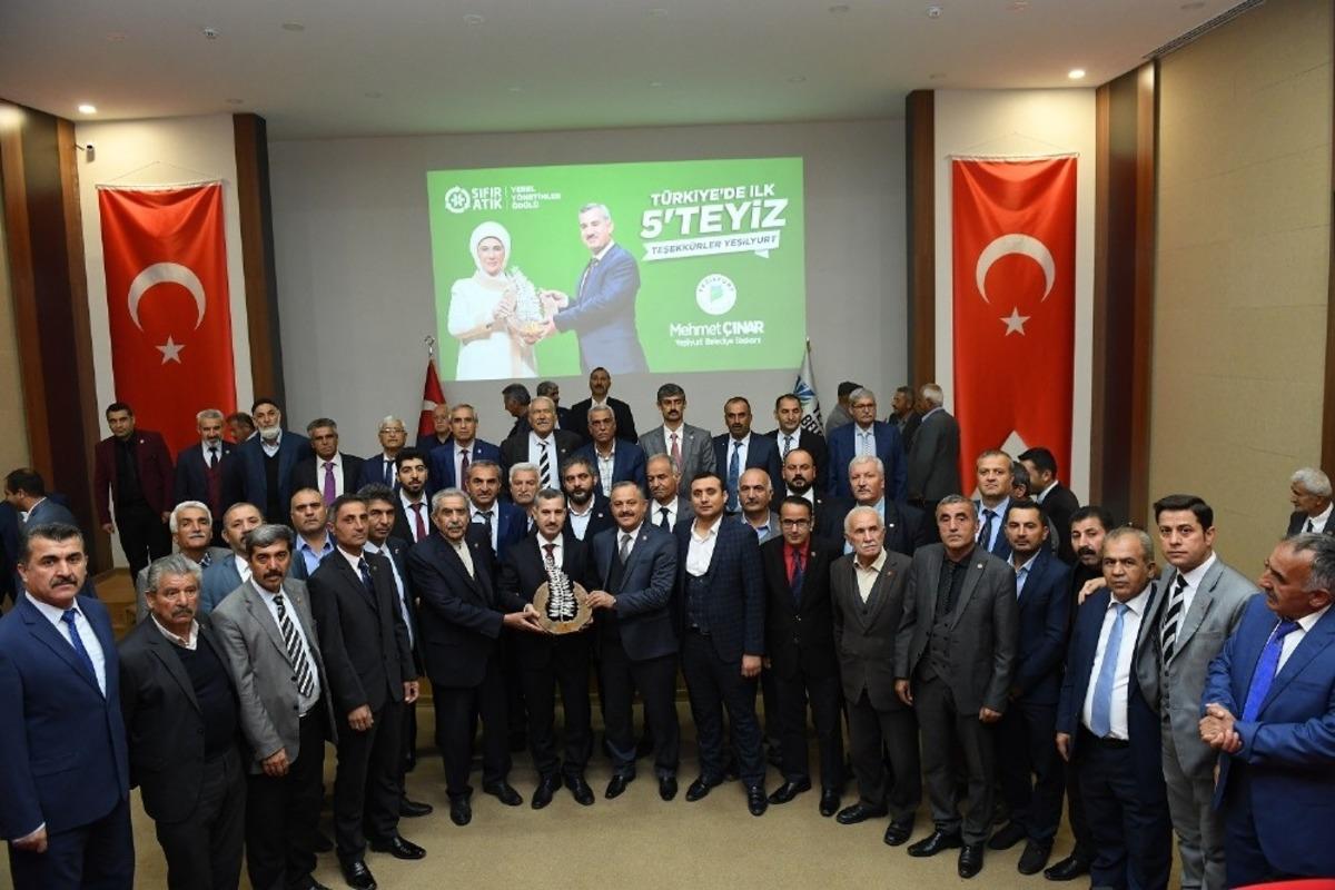 Başkan &Ccedil;ınar, &ouml;d&uuml;ll&uuml; projelerini muhtarlara anlattı