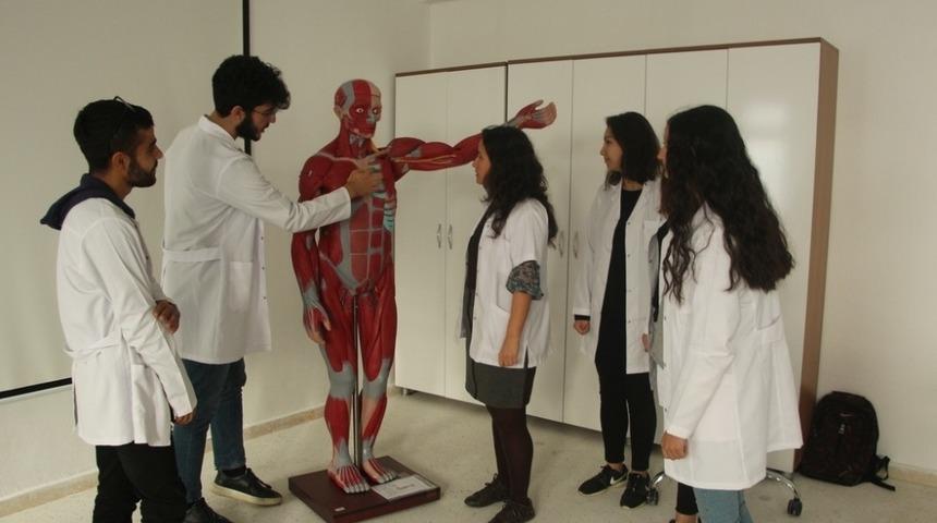 Hemşirelik B&ouml;l&uuml;m&uuml; &ouml;ğrencileri &lsquo;Anatomi Laboratuvarı&rsquo;nda geleceğe hazırlanıyor