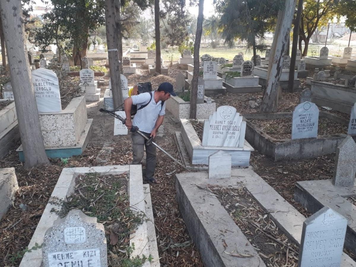 Tarsus&rsquo;ta mezarlıklar temizleniyor
