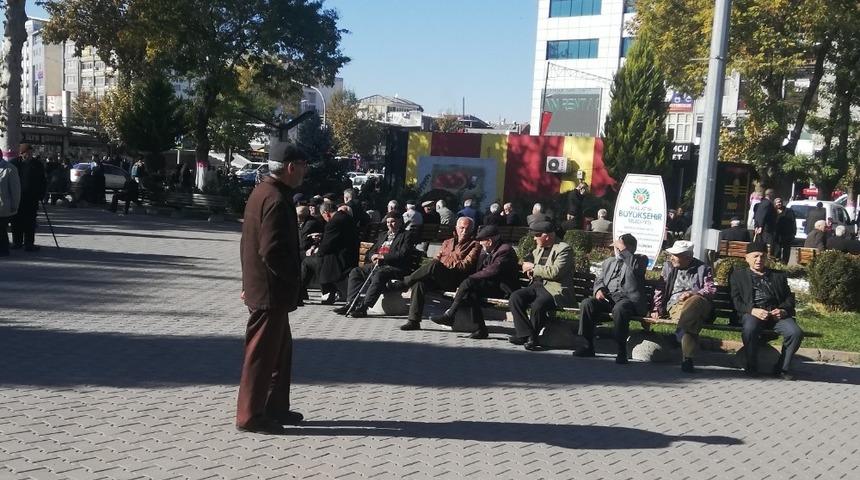 Pastırma yazının son günlerinde parklar doldu