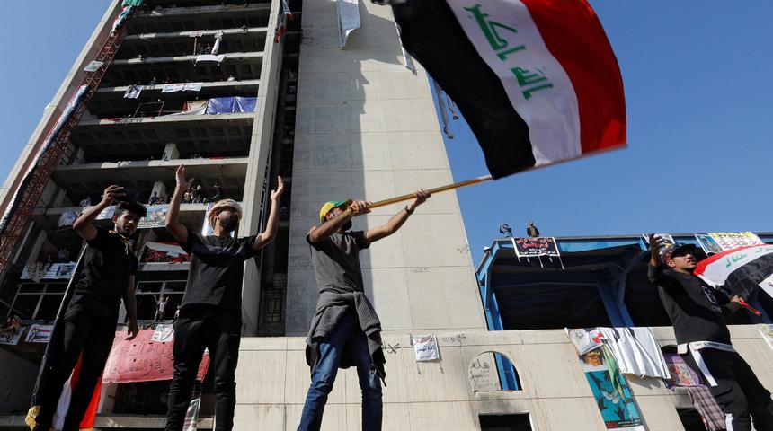 Irak protestoları s&uuml;r&uuml;yor: 4 &ouml;l&uuml;, 44 yaralı