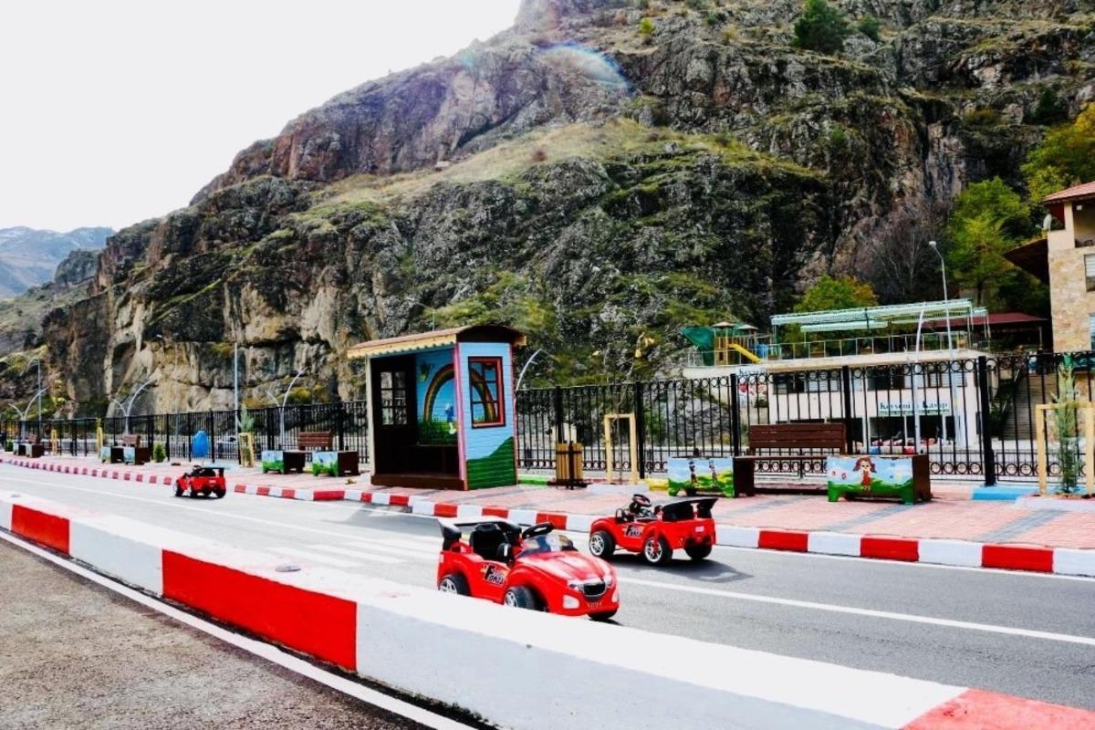 G&uuml;m&uuml;şhane&rsquo;de &ccedil;ocuklar trafik kurallarını eğlenerek &ouml;ğreniyor