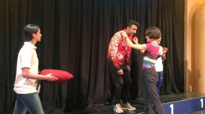 Ağrılı sporcular madalya ile d&ouml;nd&uuml;