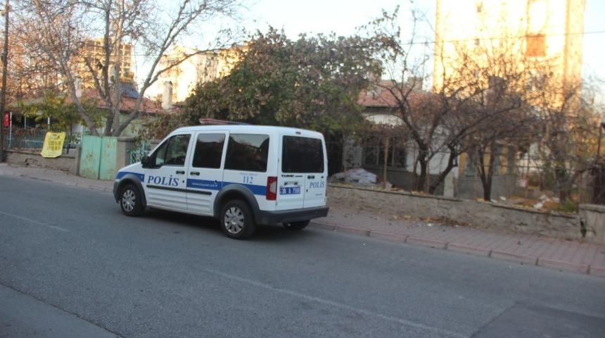 Evde kilitli kalan yaralı &ccedil;ocuğu komşuları kapıyı kırarak kurtardı