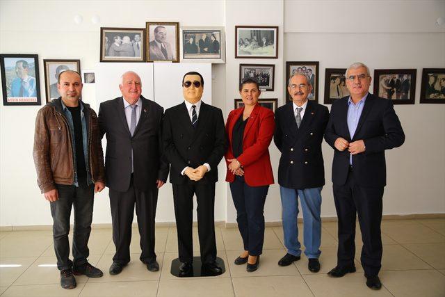 Yılmaz Büyükerşen, Aydın'a Adnan Menderes heykeli hediye etti<br />
