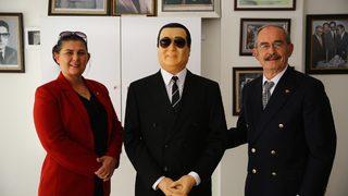 Yılmaz Büyükerşen, Aydın'a Adnan Menderes heykeli hediye etti