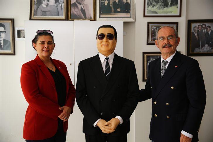 Yılmaz Büyükerşen, Aydın'a Adnan Menderes heykeli hediye etti