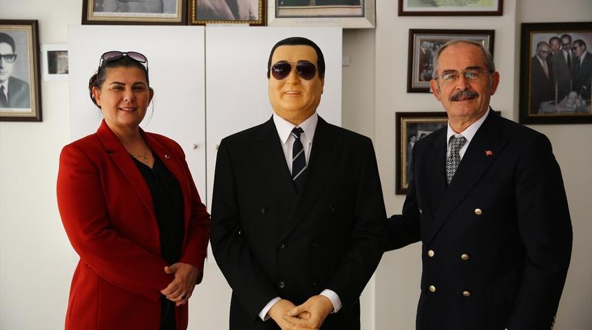 Yılmaz Büyükerşen, Aydın'a Adnan Menderes heykeli hediye etti