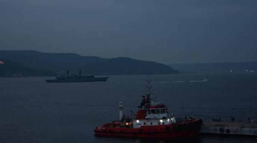 Romanya savaş gemisi &Ccedil;anakkale Boğazı'ndan ge&ccedil;ti