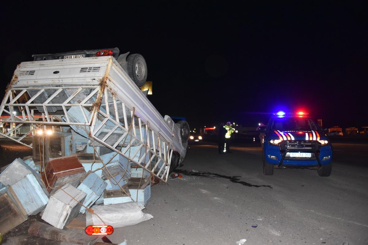 Arı kovanı y&uuml;kl&uuml; kamyonet kaza yaptı! Herkes seferber oldu