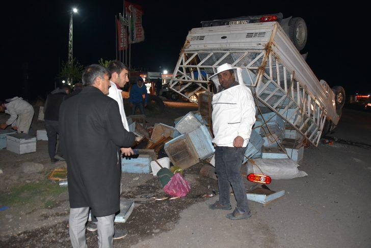 Arı kovanı yüklü kamyonet kaza yaptı! Herkes seferber oldu G5
