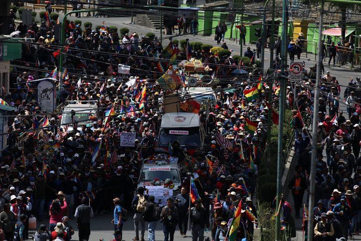 Bolivya'da cenazeleriyle yürümek isteyen protestoculara polis müdahalesi G1