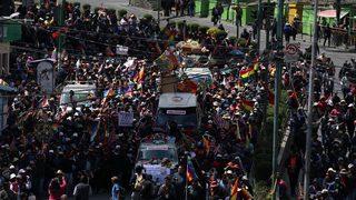 Bolivya'da cenazeleriyle yürümek isteyen protestoculara polis müdahalesi