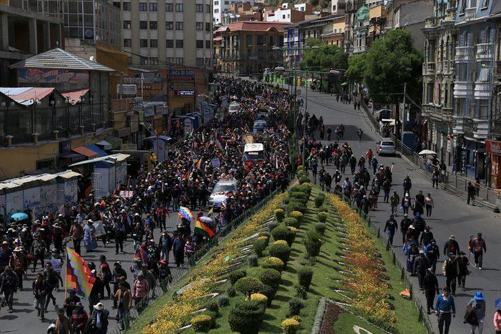 Bolivya'da cenazeleriyle yürümek isteyen protestoculara polis müdahalesi G3