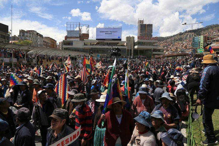 Bolivya'da cenazeleriyle yürümek isteyen protestoculara polis müdahalesi G4