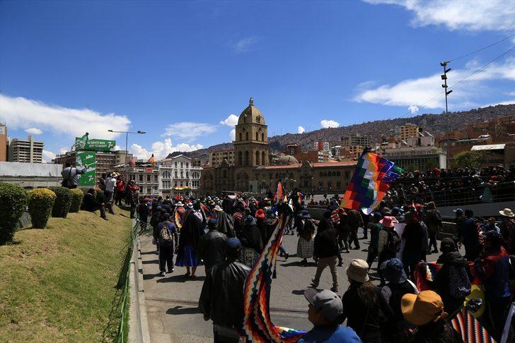 Bolivya'da cenazeleriyle yürümek isteyen protestoculara polis müdahalesi G5