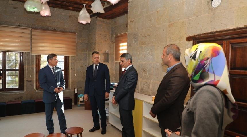 Vali Oktay &Ccedil;ağatay, &ccedil;ocuk k&uuml;t&uuml;phanesini gezdi