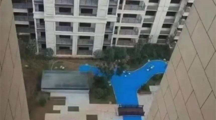 Reklamlara kanıp aldıkları evin havuzunu görünce şoke oldular!