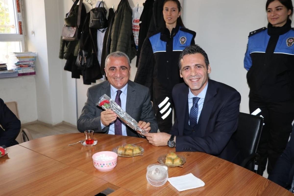 Asker ve polisten &Ouml;ğretmenler G&uuml;n&uuml; kutlaması