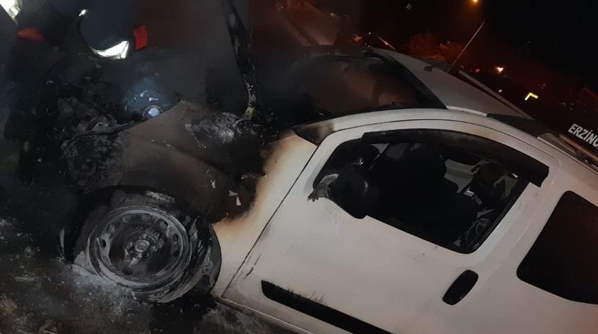 Park halindeki otomobil yandı
