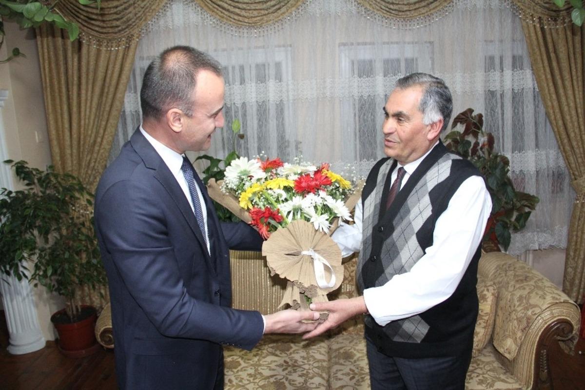 Ağrı&rsquo;da emekli &ouml;ğretmene vefa ziyareti