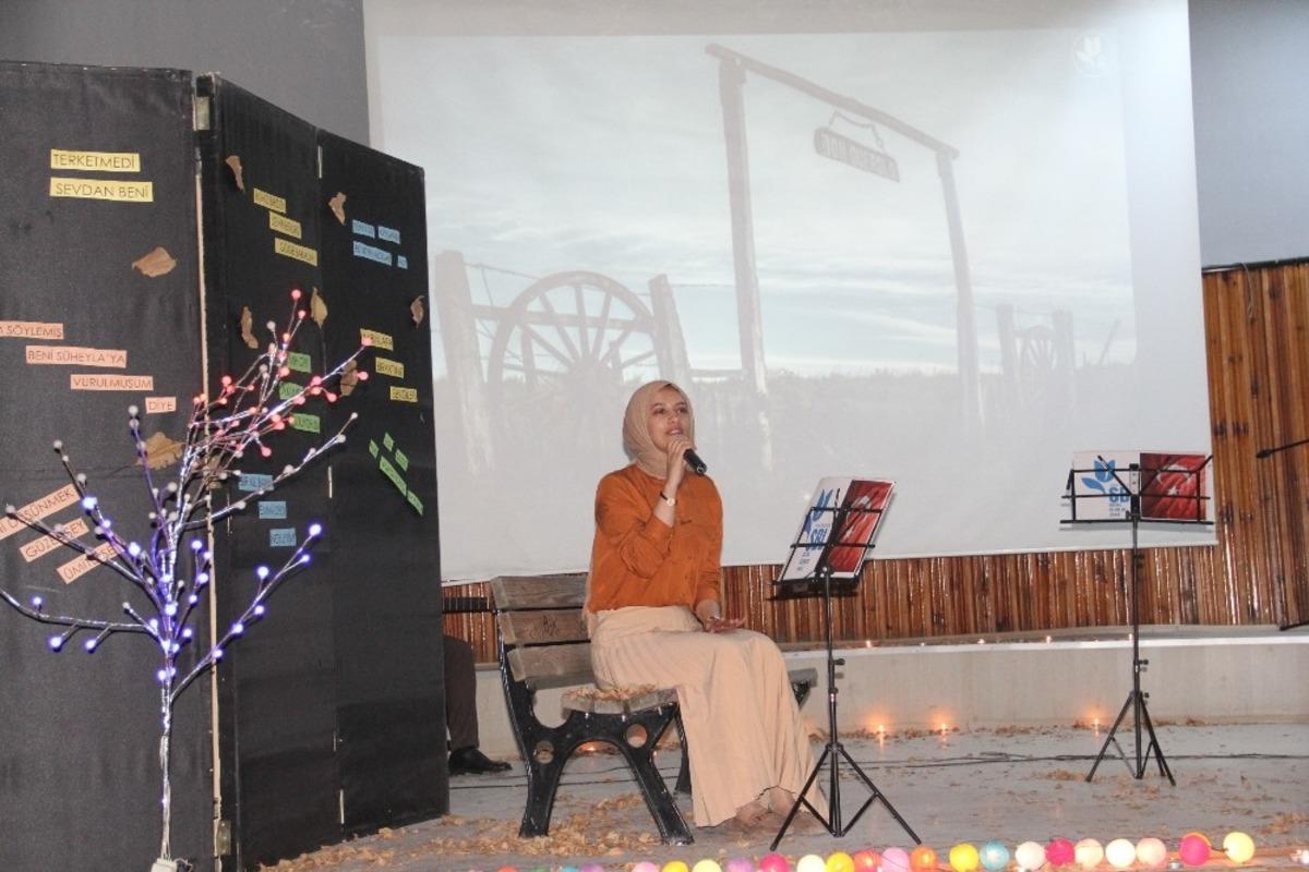 &Ouml;ğretmen ve &ouml;ğrencilerden şiir dinletisi