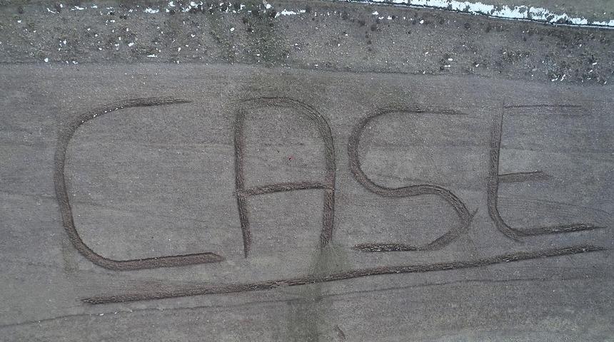 Tarladaki yazıyı g&ouml;renler 'uzaylılar yapmış' dedi, ger&ccedil;ek bambaşka &ccedil;ıktı