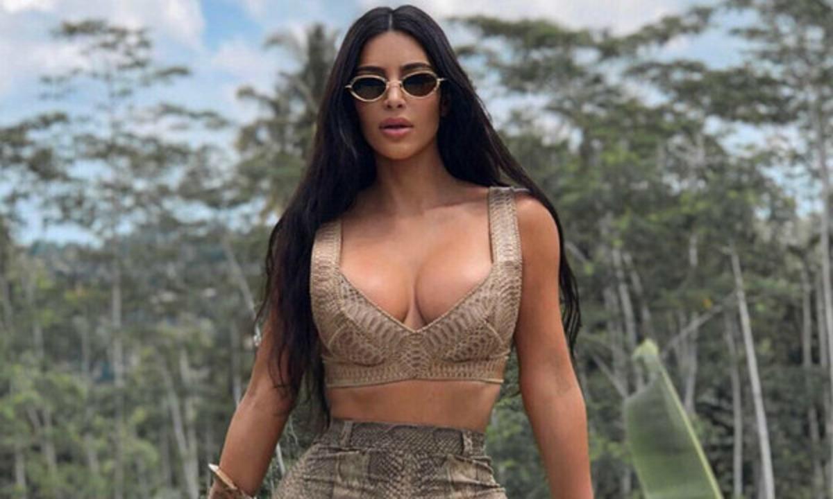 Kim Kardashian elbiseye zor sığdı