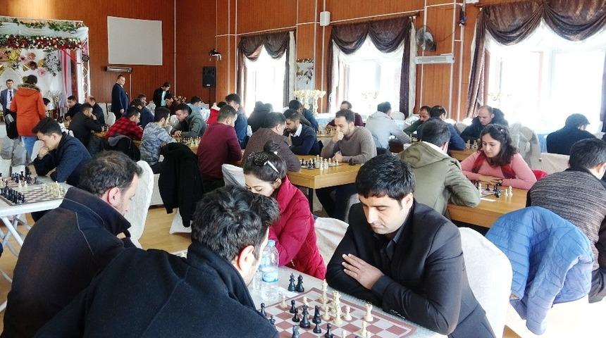 Erciş’te öğretmenler hünerlerini satranç turnuvasında gösterdi