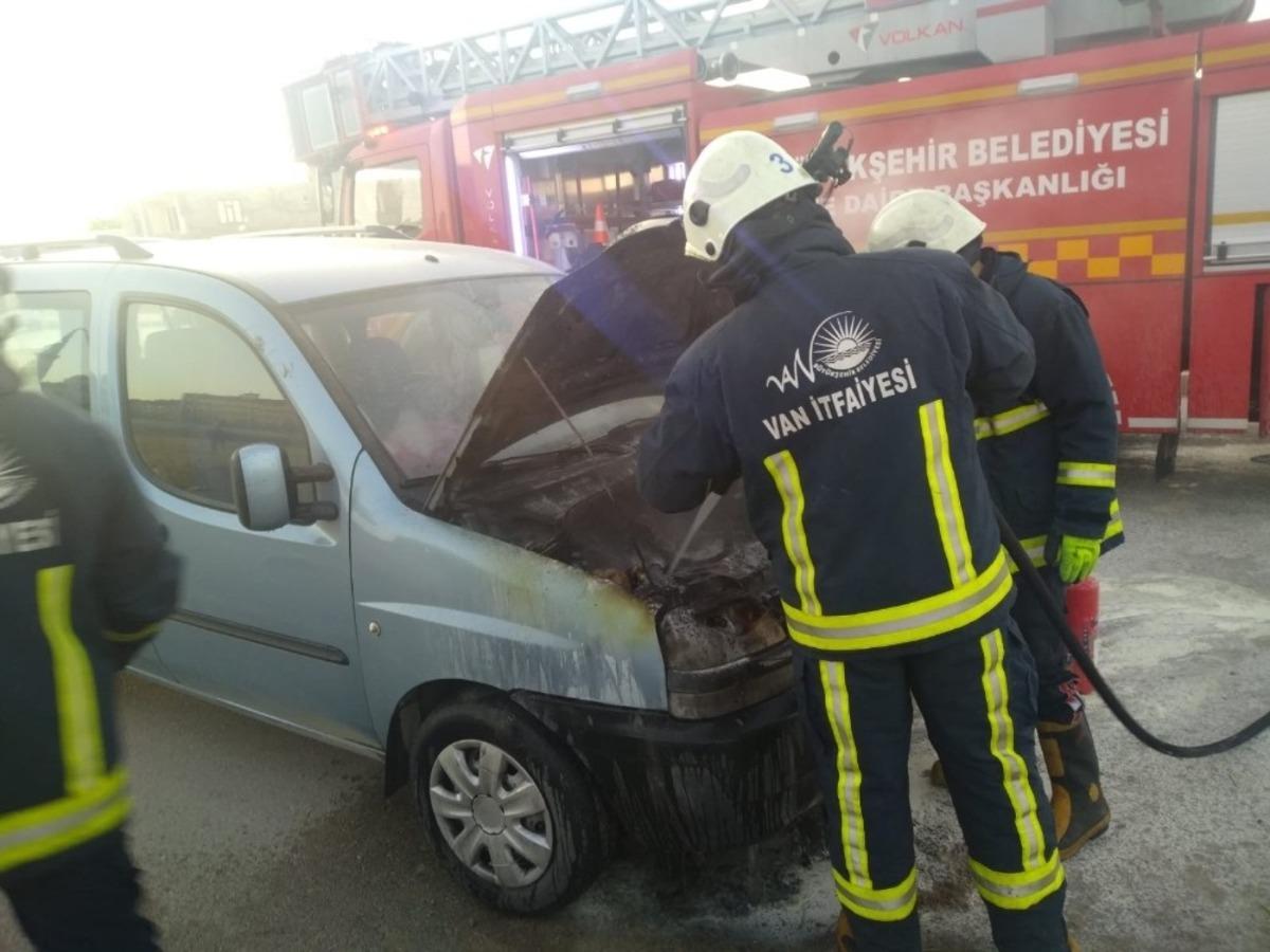 Van&rsquo;da park halindeki ara&ccedil; yandı