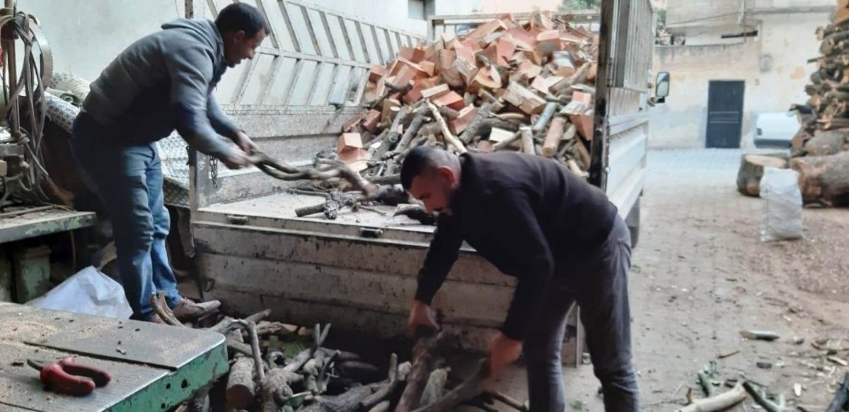 Suriye sınırındaki vatandaşlardan Mehmet&ccedil;iğe odun desteği