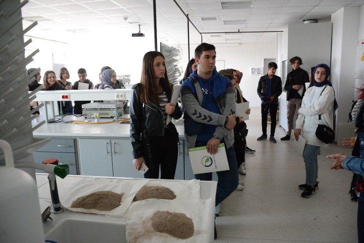 Liseli gençler Düzce Üniversiteni ziyaret etti G4