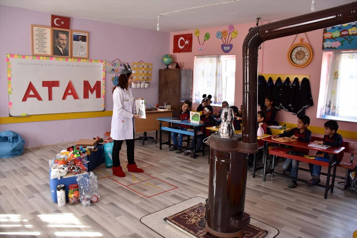 G&ouml;n&uuml;ll&uuml; &ouml;ğretmenler, k&ouml;yleri dolaşarak &ouml;ğrencilerin g&ouml;n&uuml;llerine dokunuyor