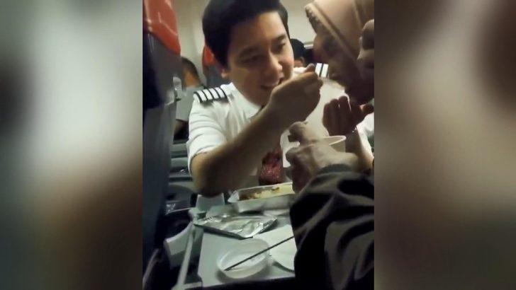 Kabin görevlisinin bu hareketi, sosyal medyada yoğun ilgi gördü G1