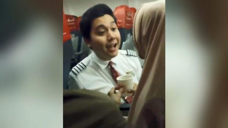 Kabin görevlisinin bu hareketi, sosyal medyada yoğun ilgi gördü G2