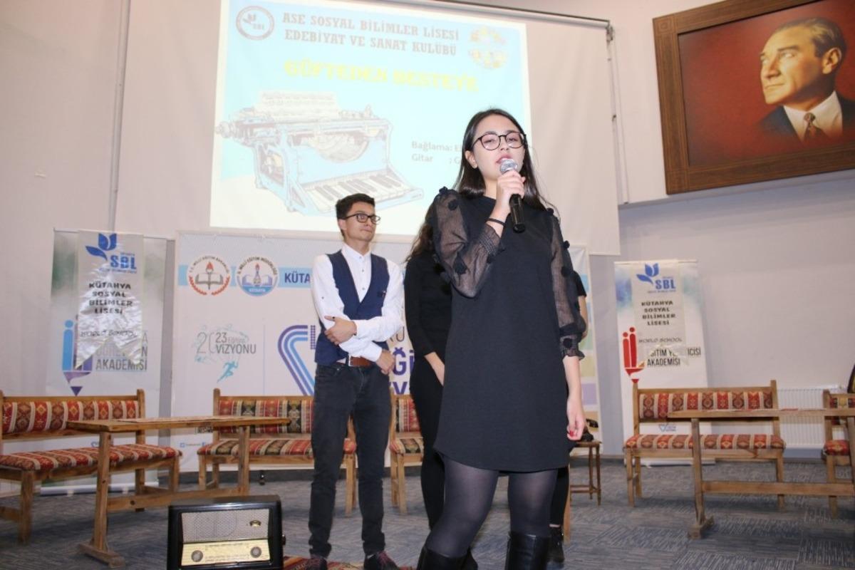 K&uuml;tahya Sosyal Bilimler Lisesi&rsquo;nde şiir ve m&uuml;zik dinletisi