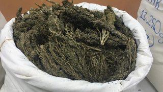 Diyarbakır'da saman çuvallarına gizlenmiş 129 kilogram esrar ele geçirildi